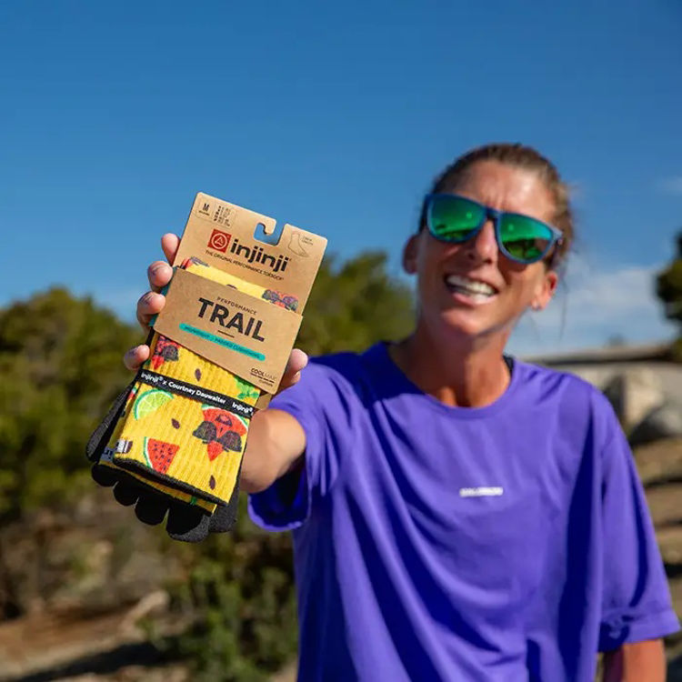 Mynd Injinji Courtney Crew tásokkar